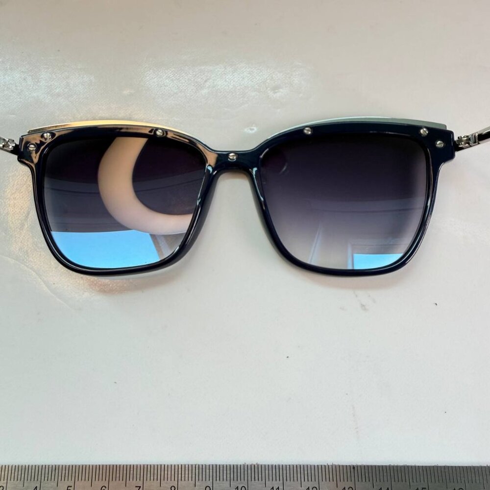 Calvin Klein Sunglasses – Gradient Lenses – Good Condition – Case Included - Picture 11 of 15
